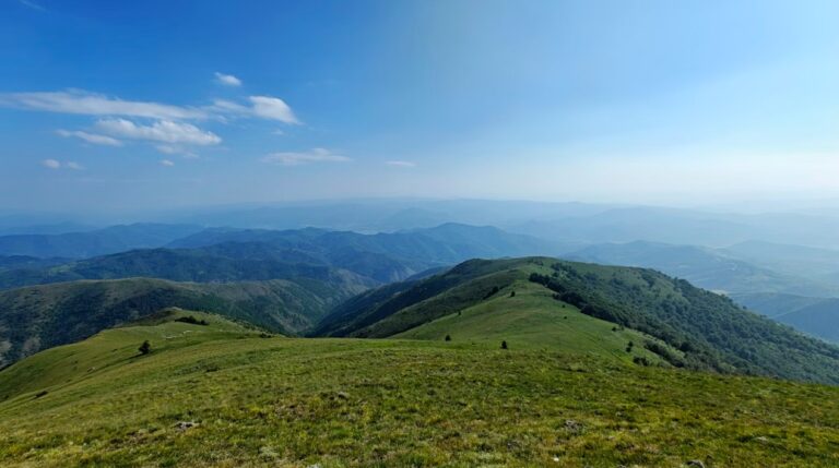 Kopaonik planina u proleće – panoramski pogled na zelene planinske vrhove tokom Uskrsa u Srbiji