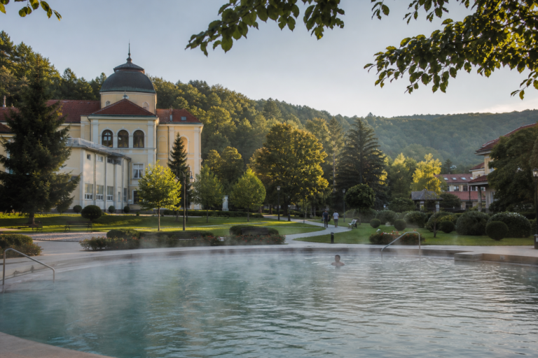 Mataruška Banja sa toplom mineralnom vodom i banjskim parkom