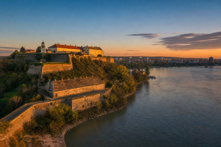 Petrovaradinska tvrđava sa pogledom na Dunav i Novi Sad