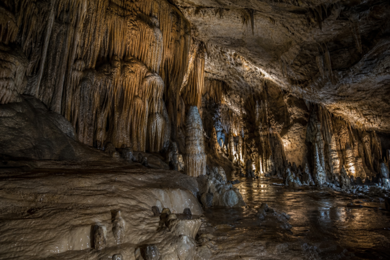 Unutrašnjost Resavske pećine sa stalaktitima, stalagmitima i pećinskim nakitom u Srbiji.