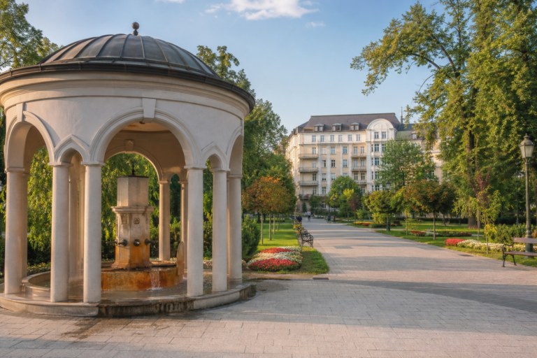 Vrnjačka Banja park i banjski ambijent sa lekovitim mineralnim izvorom