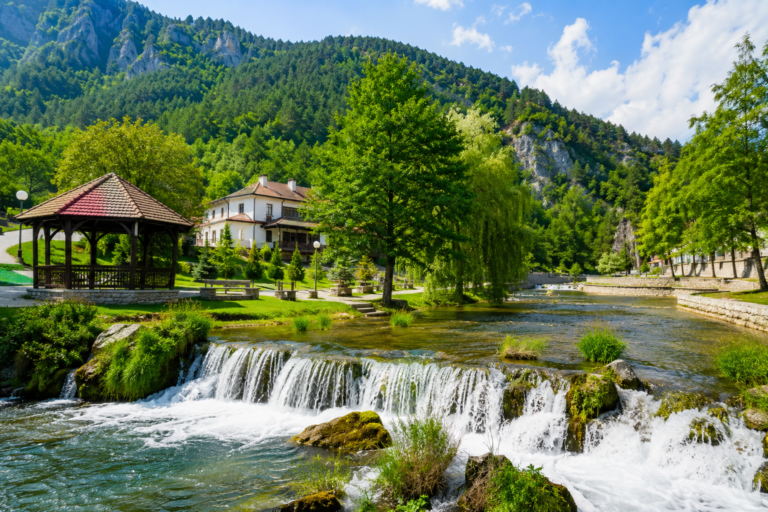 Banja Lopatnica kod Kraljeva, reka, park i prirodne lepote u okruženju planina centralne Srbije