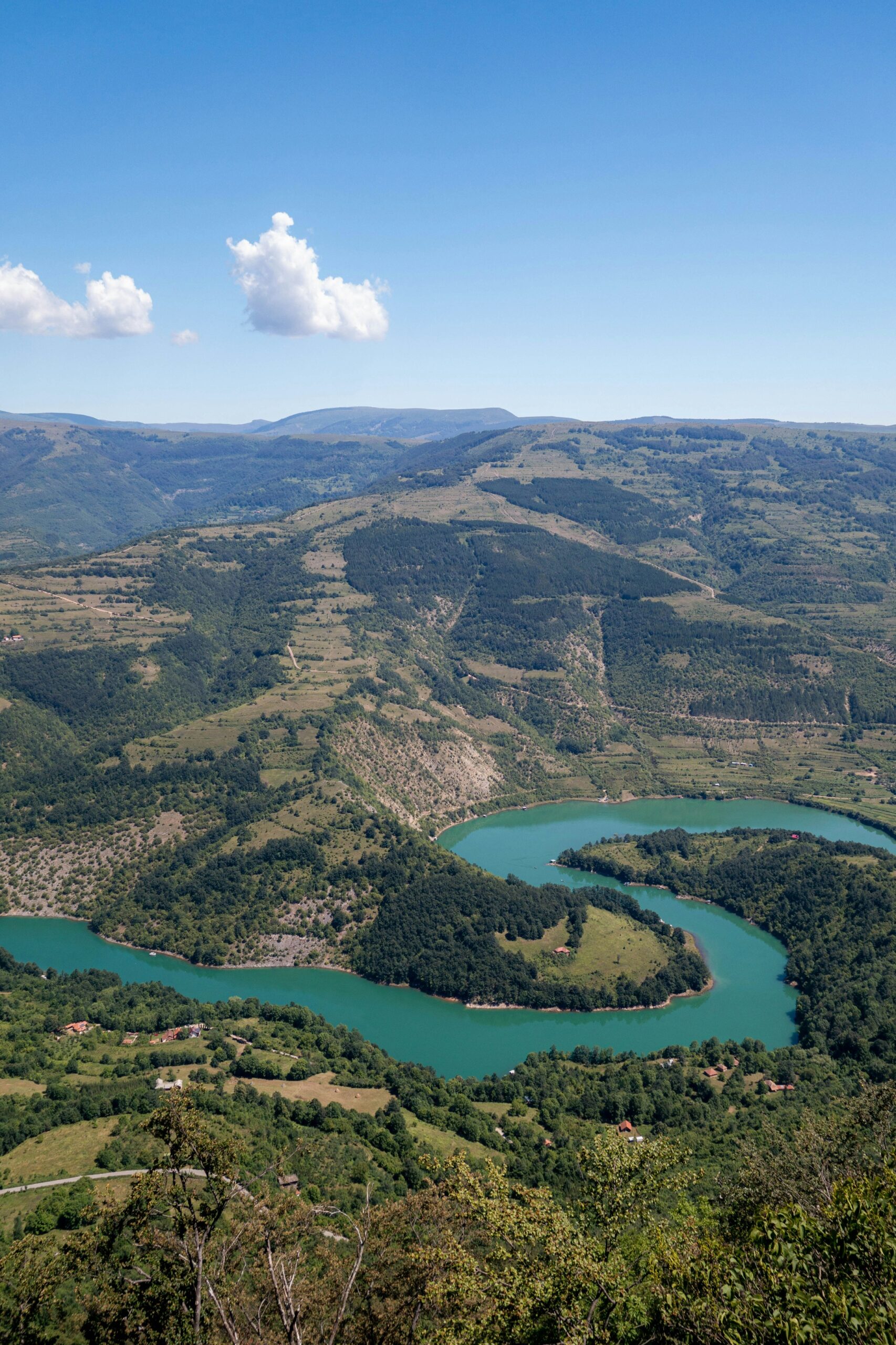 Vidikovac Kozji kamen kod Pirota sa pogledom na meandar Visočice i Zavojsko jezero