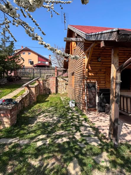 izdaje-se-brvnara-na-borskom-jezeru-sa-bazenom (2)