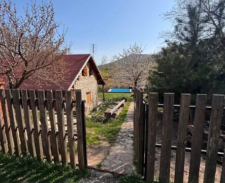 Izdaje se brvnara na Borskom jezeru sa bazenom