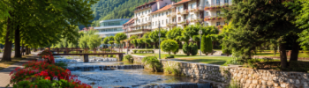 Vranjska Banja sa termalnim izvorima, banjskim parkom i hotelima okruženim prirodom na jugu Srbije