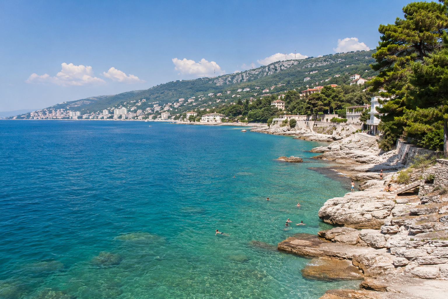 Plaže u Trstu sa stenovitom obalom i bistrom vodom