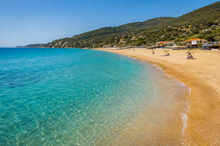 Vrahos plaža u Grčkoj sa zlatnim peskom i tirkiznim Jonskim morem